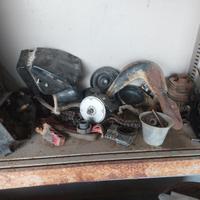 Vari pezzi di moto da cross e fanali posteriori