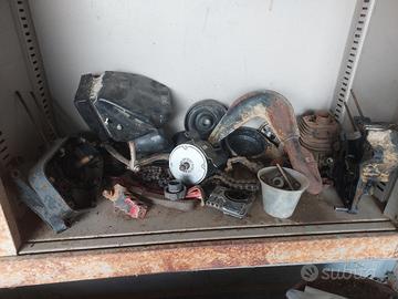 Vari pezzi di moto da cross e fanali posteriori