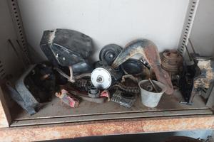 Vari pezzi di moto da cross e fanali posteriori