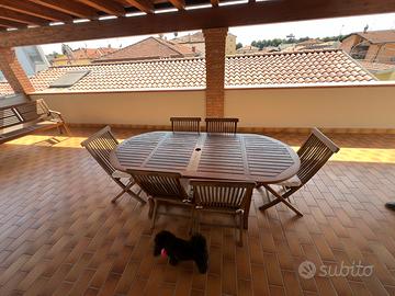Tavolo sedie e sdraio in teak