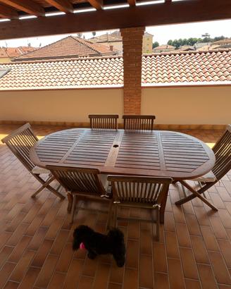 Tavolo sedie e sdraio in teak