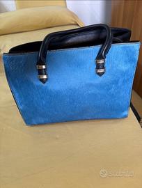Borsa pelle nera pelo cavallino blu
