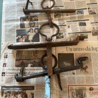 Lotto tre attrezzi antichi in ferro