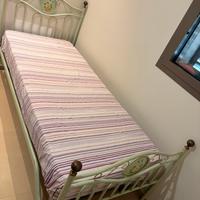 Letti singoli in ferro battuto decorati a mano