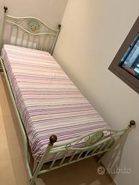 Letti singoli in ferro battuto decorati a mano