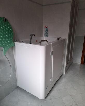 Vasca da bagno con sportello