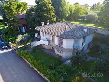 VILLA SINGOLA A CASTELNUOVO DEL GARDA