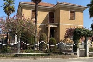 Villa a due piani con giardino