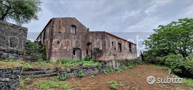 Antico casale con terreno a Piedimonte Etneo