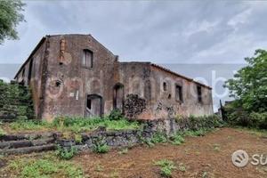Antico casale con terreno a Piedimonte Etneo