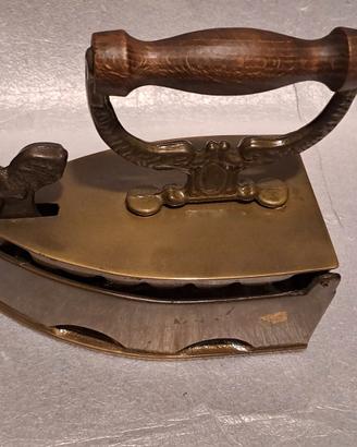Ferro da stiro antico a carbone in Ottone