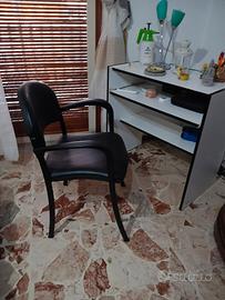 porta pc e scrivania con sedia