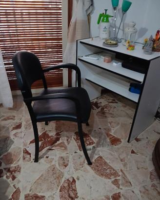 porta pc e scrivania con sedia