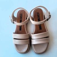 Sandalo in vernice color fondotinta con cinturino