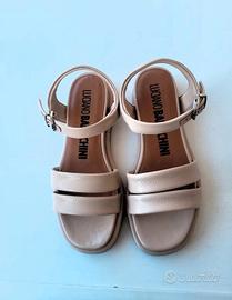 Sandalo in vernice color fondotinta con cinturino