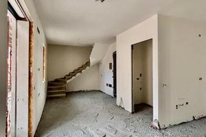 Nuovo trivano con terrazza e posto auto