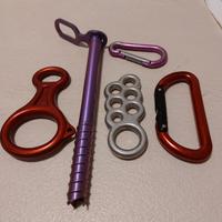  discensore,dissipatore, moschettone e chiodo