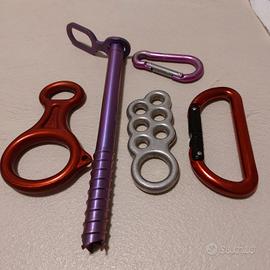  discensore,dissipatore, moschettone e chiodo