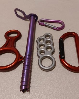  discensore,dissipatore, moschettone e chiodo