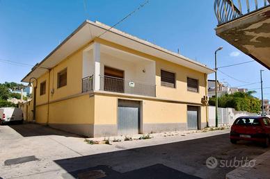 Casa indipendente di 218 m² con 5 locali e box aut
