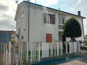 Appartamento con servizi e terreno esclusivo