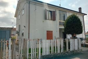 Appartamento con servizi e terreno esclusivo