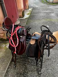 Due selle con tutti gli accessori
