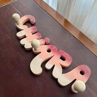 Appendiabiti con scritta “Chiara” in legno