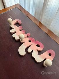 Appendiabiti con scritta “Chiara” in legno