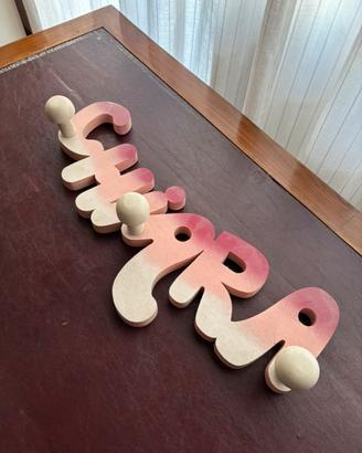 Appendiabiti con scritta “Chiara” in legno