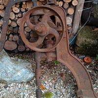 vecchio trapano a colonna in ferro