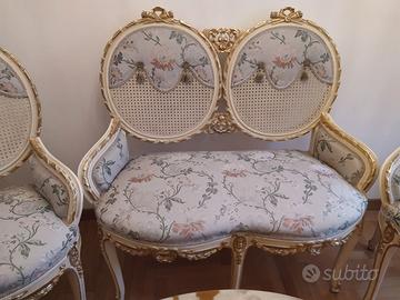Divanetto con poltrone e tavolino stile Luigi XV