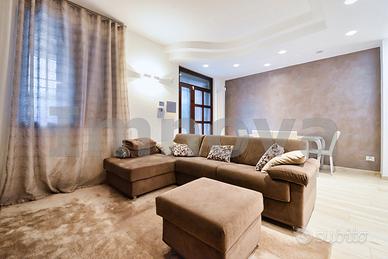 Soluzione di testa con ampio giardino