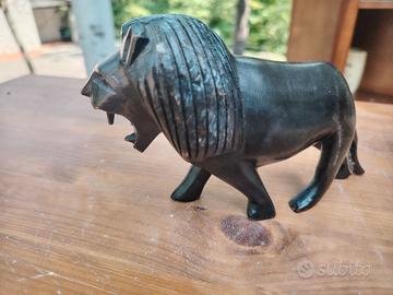 Scultura in legno intagliato a mano raffigurante u