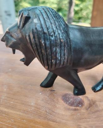 Scultura in legno intagliato a mano raffigurante u