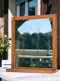Specchiera con cornice in legno e davanzale