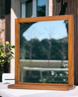Specchiera con cornice in legno e davanzale
