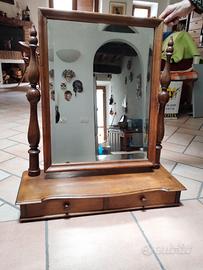 Toilette Vintage in legno con specchio a ribalta