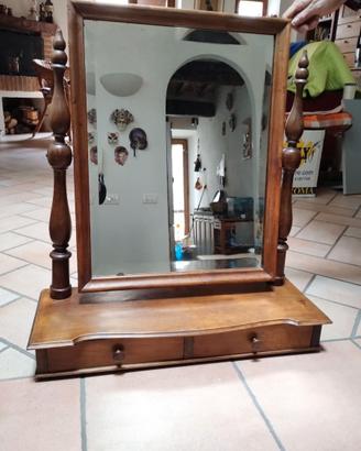 Toilette Vintage in legno con specchio a ribalta