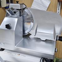 Affettatrice;Banco cassa; Frigo murale