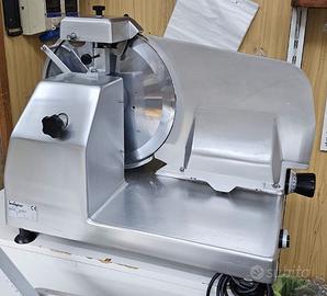 Affettatrice;Banco cassa; Frigo murale