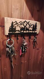 Portachiavi da parete in legno e metallo montagna