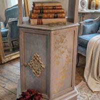 Elegante mobiletto a colonna esagonale