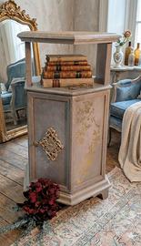 Elegante mobiletto a colonna esagonale