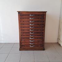 Vecchia cassettiera da tipografia 