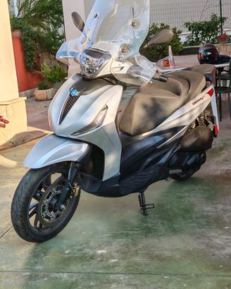 Beverly 300S.    2024
