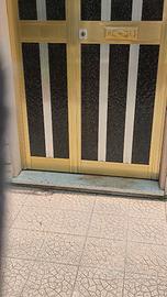 Portone in alluminio con elettroserratura a 2 ante