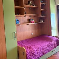Cameretta per bambini color legno e verde chiaro