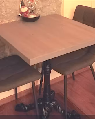 Tavolo stile Bistrot quadrato con base in ghisa
