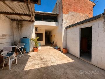 Casa indipendente con cortile interno